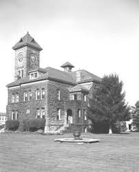 Polk County Courthouse with fountain